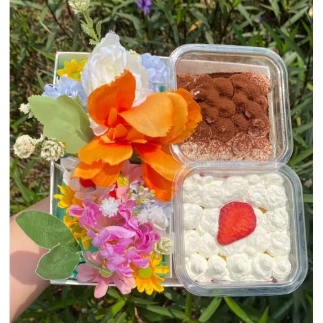 BOUQUET FLOWER CAKE BOX CUSTOM BUKET KUE GIFTBOX TANGERANG WISUDA VALENTINE ULANG TAHUN TIRAMISU STR