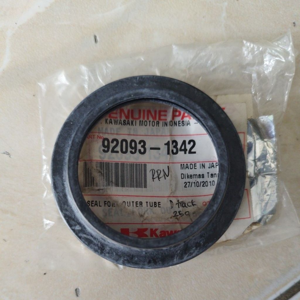 seal dush atau seal shock bagian atas dtraker250 klx250 original Kawasaki