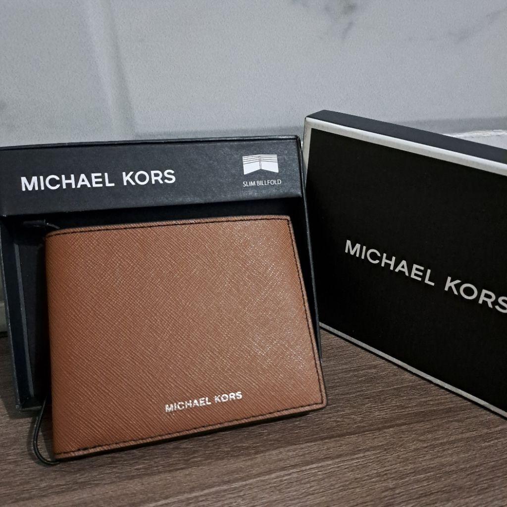 DOMPET PRIA MK ANDI SLIM BILFOLD LUGGAGE/DOMPET PRIA