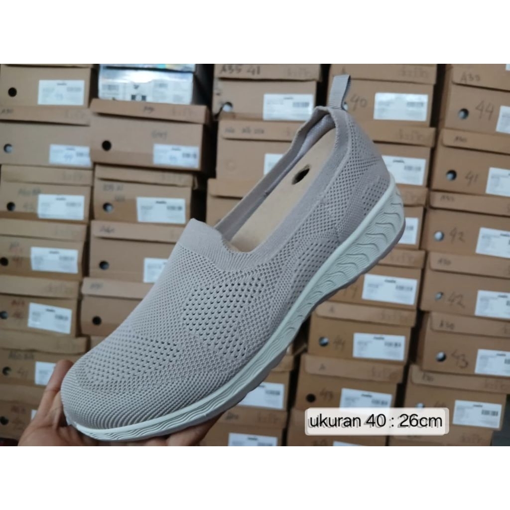 sepatu skechers cewek original ukuran 40