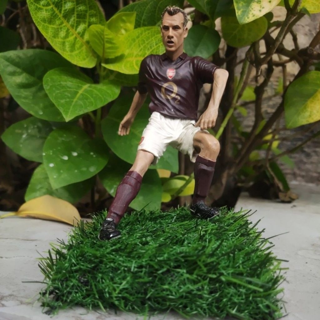 action figure pemain bola ft champs dennis bergkhamp