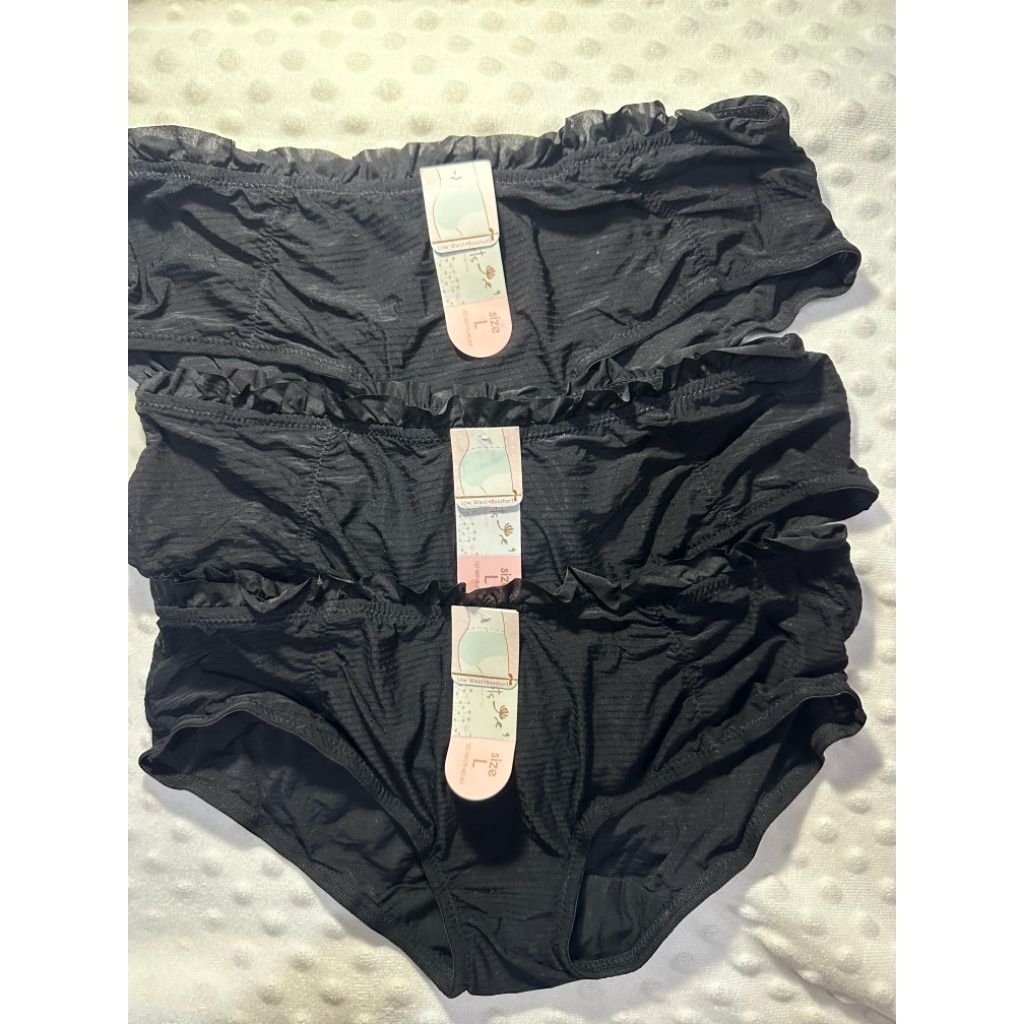 1 Pcs.. CD Wanita Premium YOUNGHEARTS Y27-089179 Black Size L