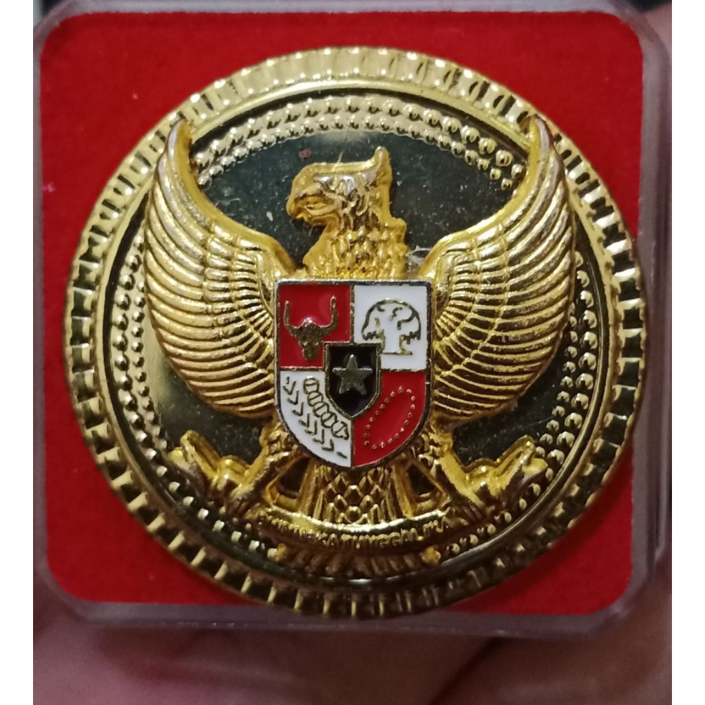 pin garuda magnet