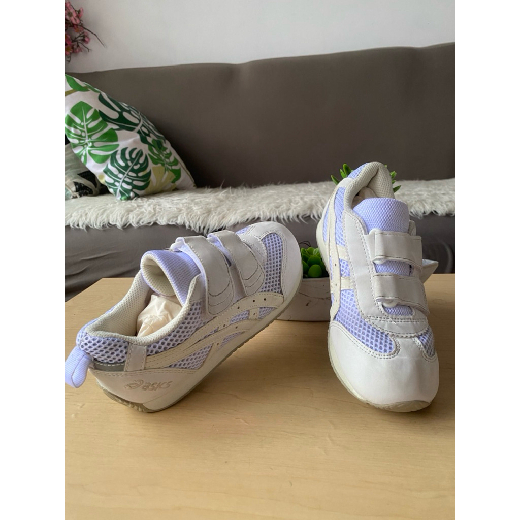 prelove sepatu anak asics putih