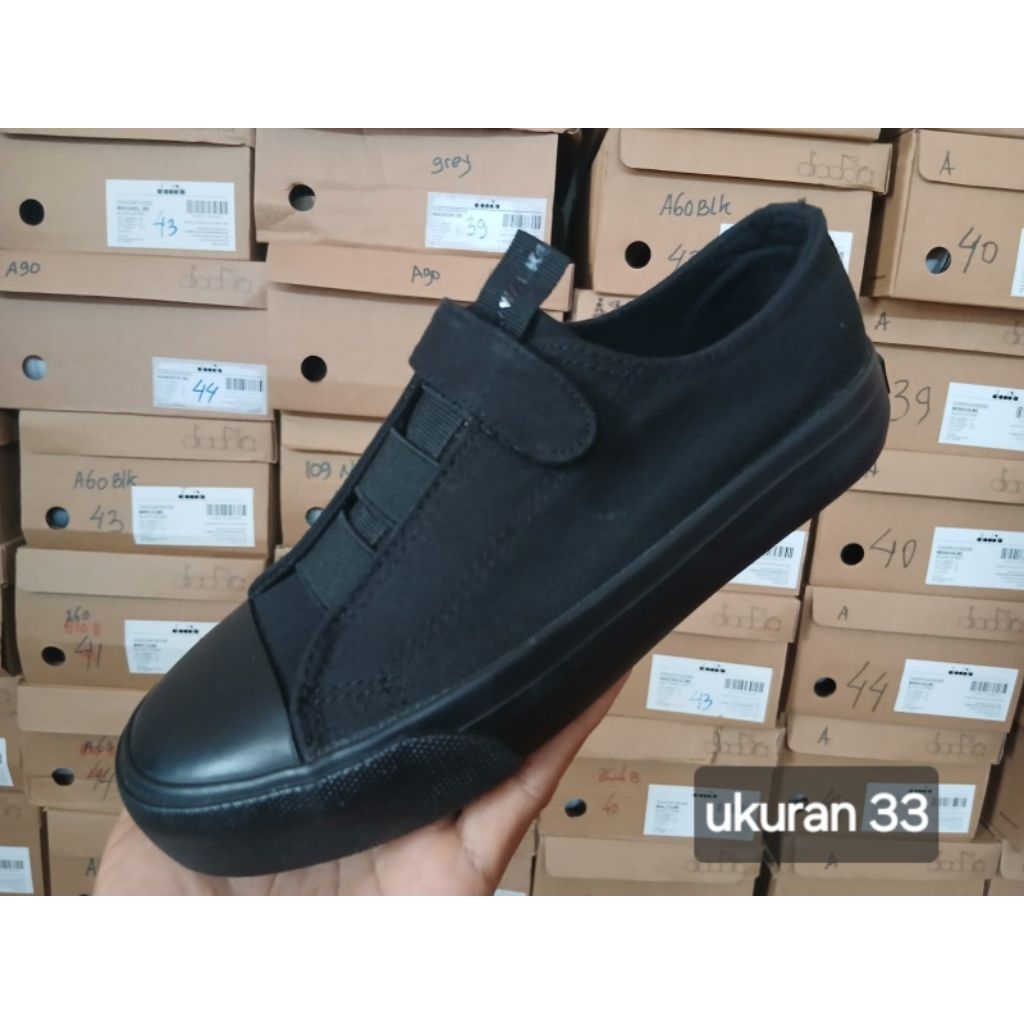 sepatu sekolah anak sneaker airwalk hitam polos
