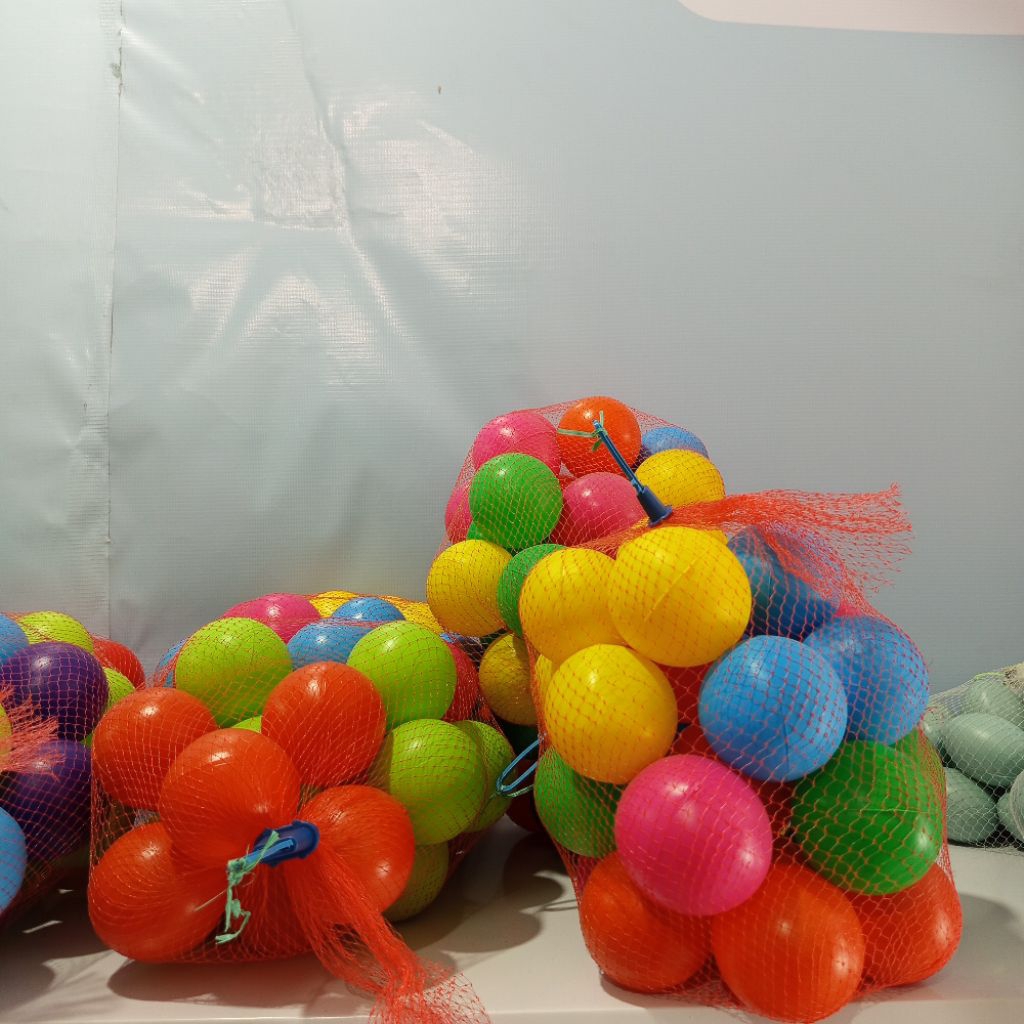 bola plastik warna warni