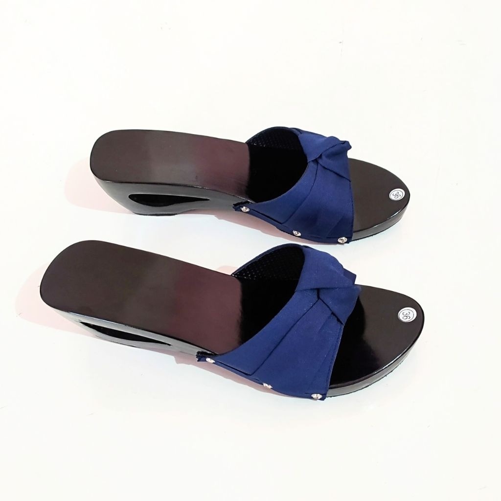 sandal wedges wanita 5cm sanggul / sandal kelom geulis wedges kayu hitam 5cm sanggul / sandal kayu w