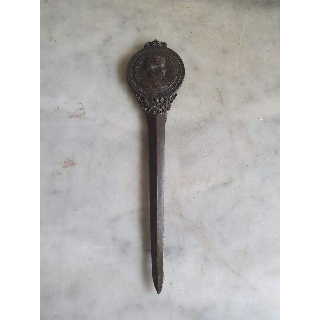 

alat pembuka surat antik