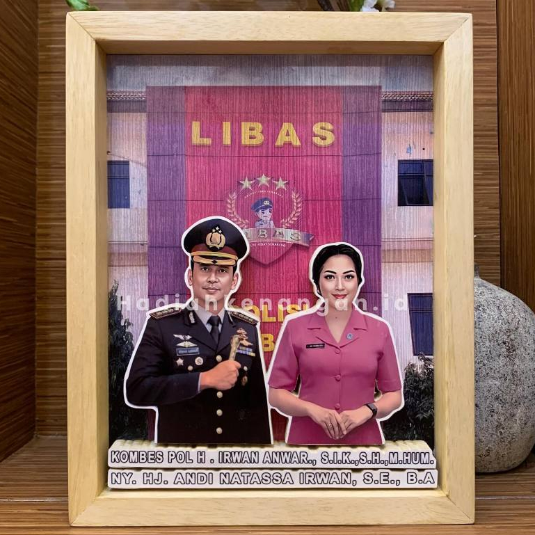 Karikatur Kayu Custom dengan Frame – Hadiah Unik & Personal – Kado Spesial Ulang Tahun & Wedding