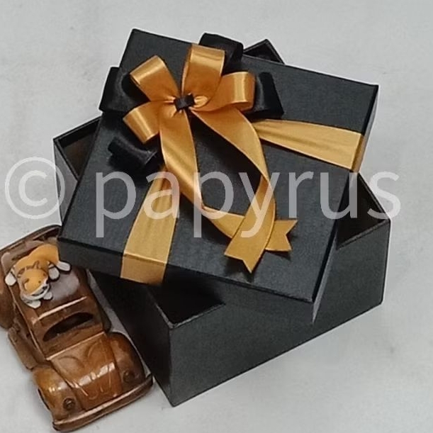 

PAPYRUS 15x15 Tinggi 8cm Kotak Kado Gift Box Hardbox Hampers V1