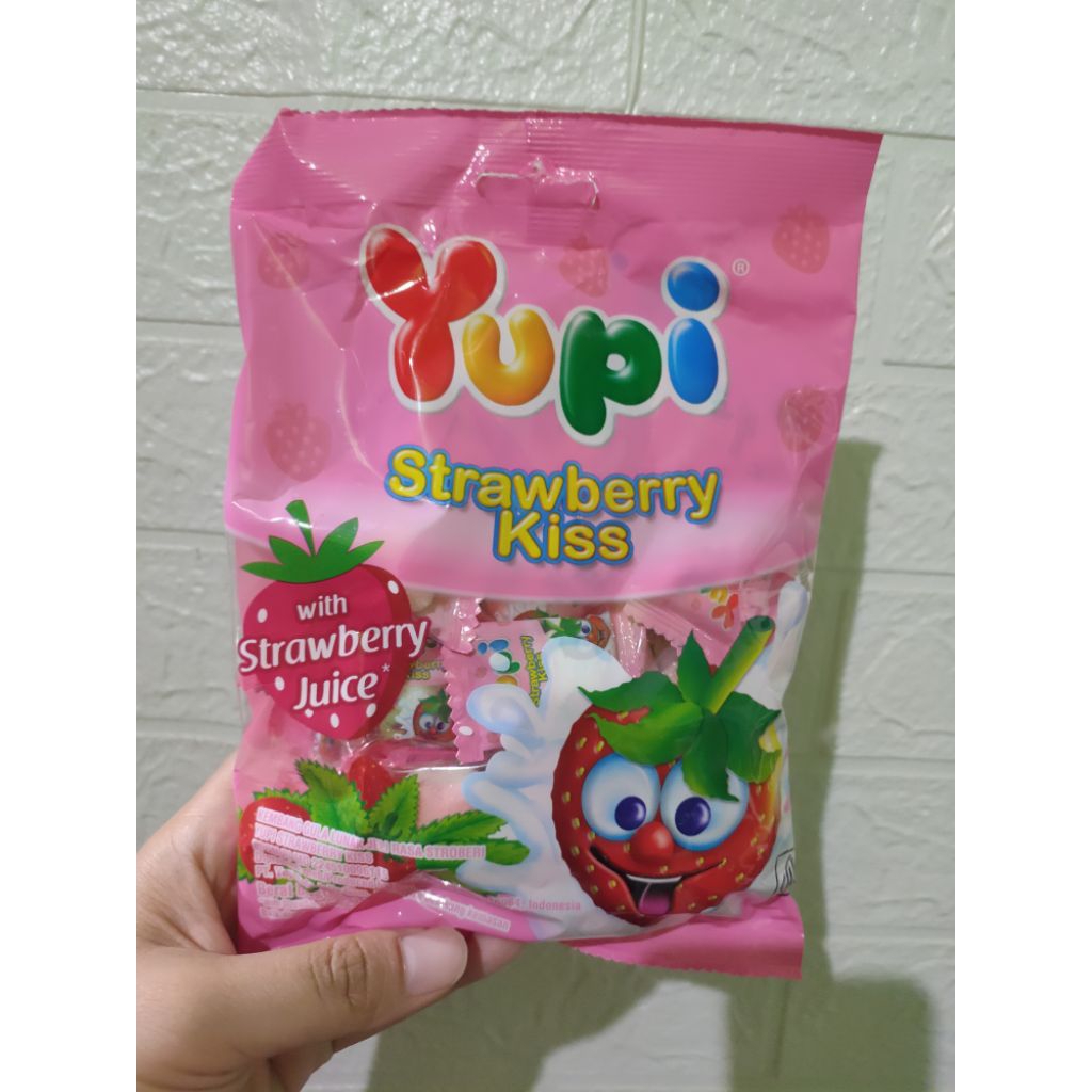 

Yupi Strawberry Kiss 120gr | Permen Stroberi Lembut | Snack Anak & Keluarga