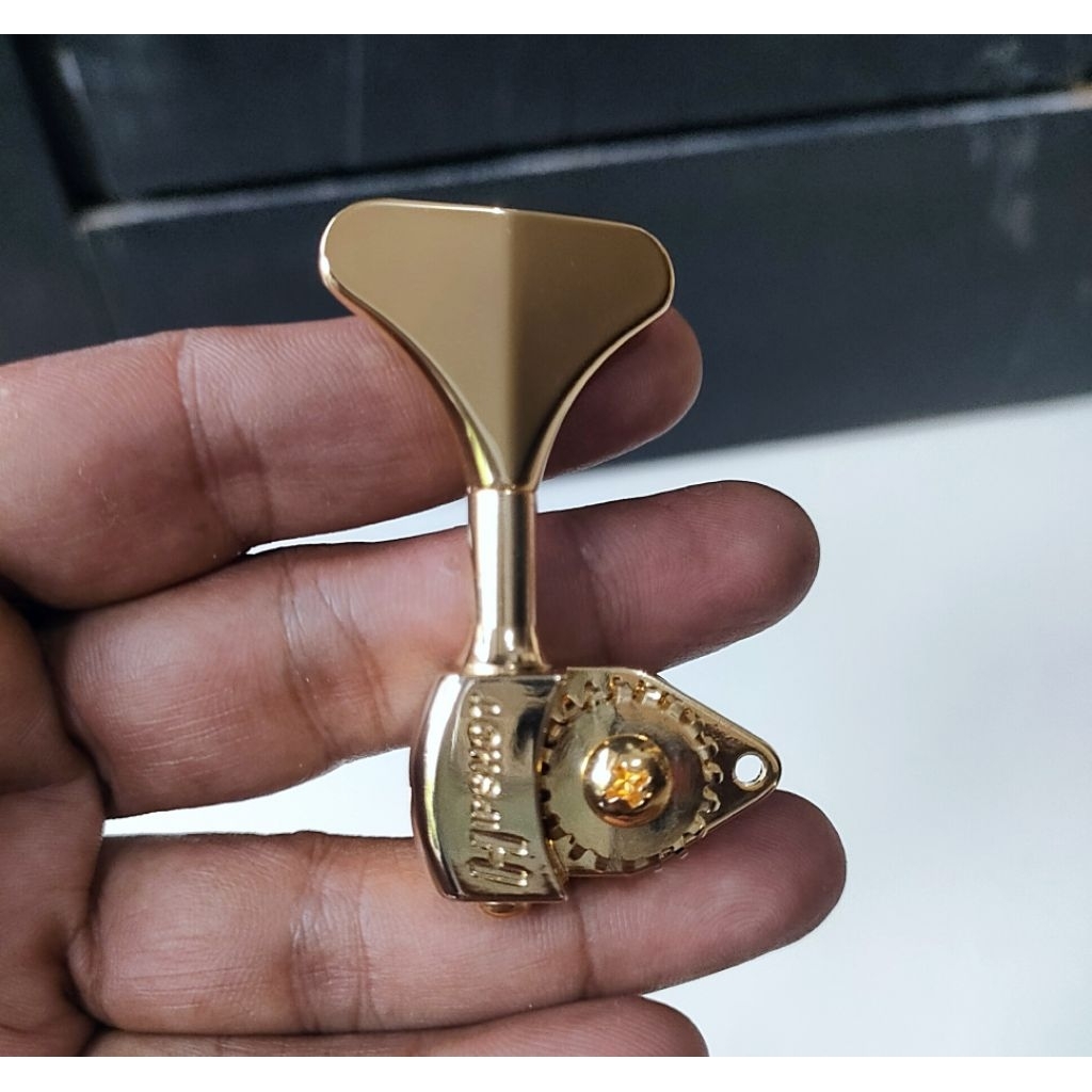 Dryer Bass Hipshot GOLD posisi kanan Atas