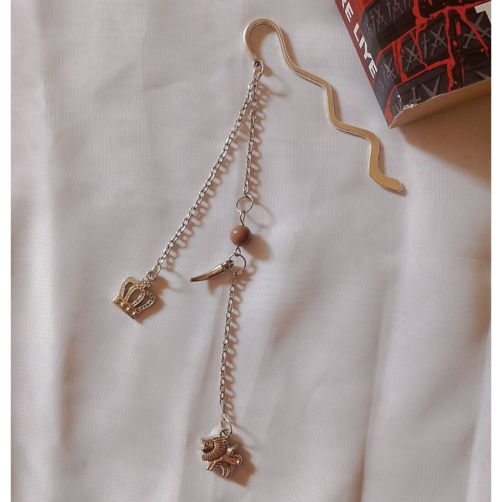 

Bookmark charm dan besi | Bookmark inspired by the movie Lion King | Pembatas buku terinspirasi dari film