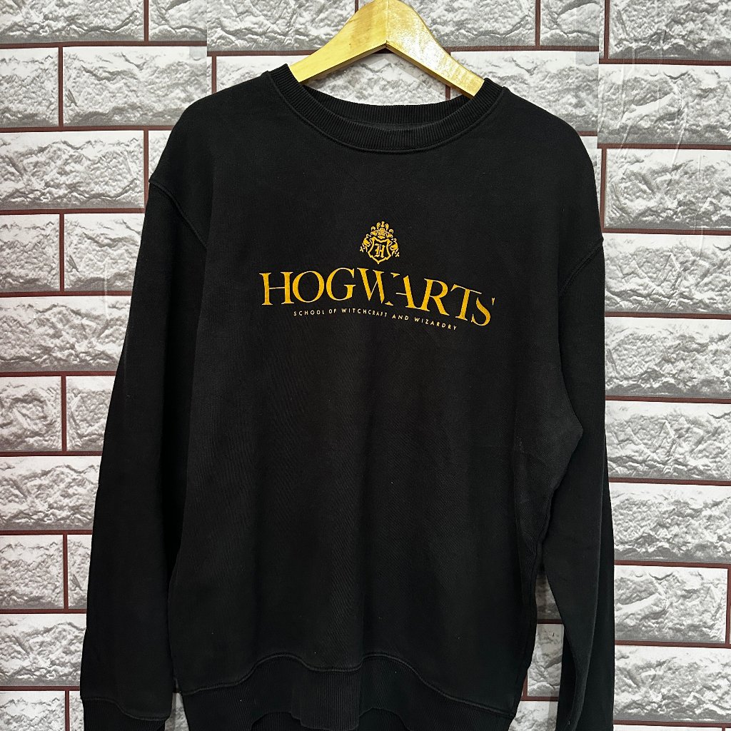 Graphic Tee Hitam - Hogwarts Harry Potter (Crewneck)