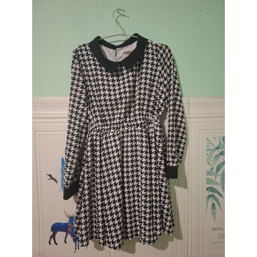 Preloved Dress Houndstooth Hitam Putih Lengan Panjang – Vintage Peterpan Collar