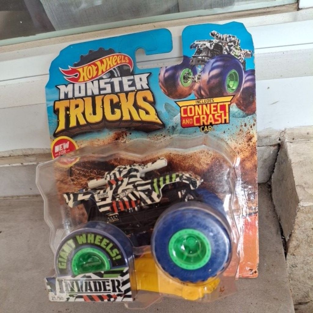 invader monster trucks hotwheels putih