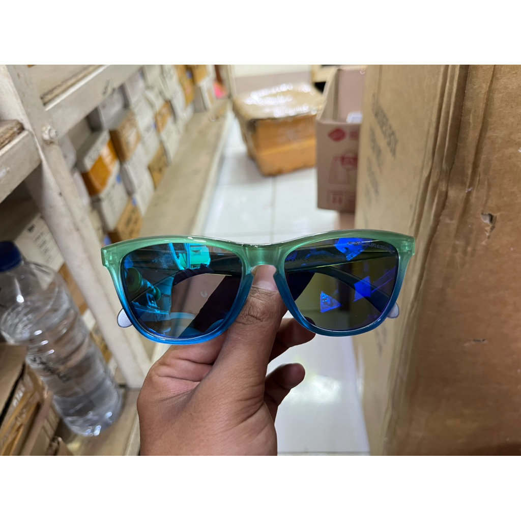 KACAMATA OAKLEY FROGSKIN HIJAU GRADASI BIRU LENSA BIRU