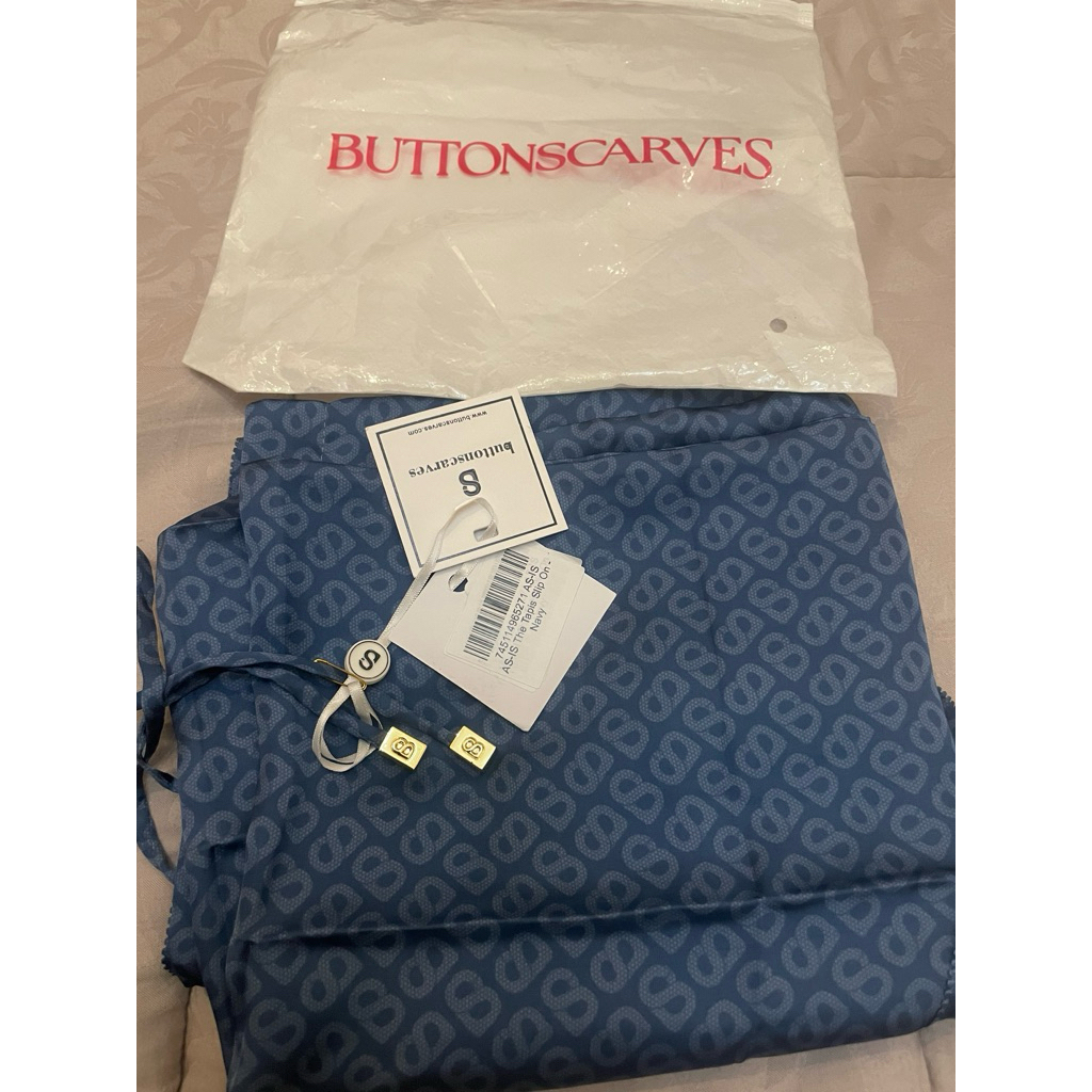 Tapis slip on NAVY new as is