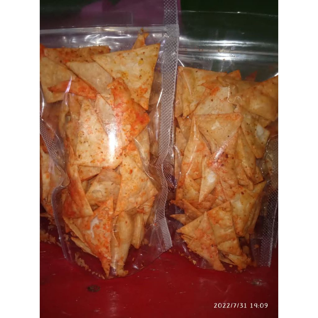 kripik pangsit pedas gurih manis