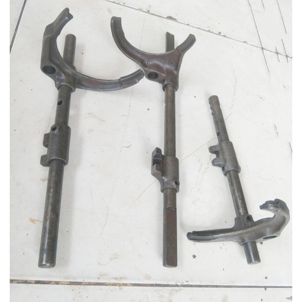 garpu pemindah gigi transmisi l300 bensin deluxe 5 speed ( garpu besi