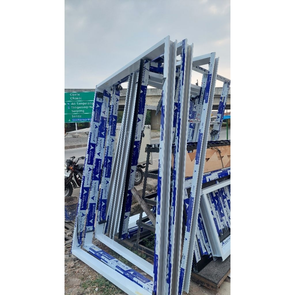 Partisi Kusen Pintu Aluminium dan Jendela
