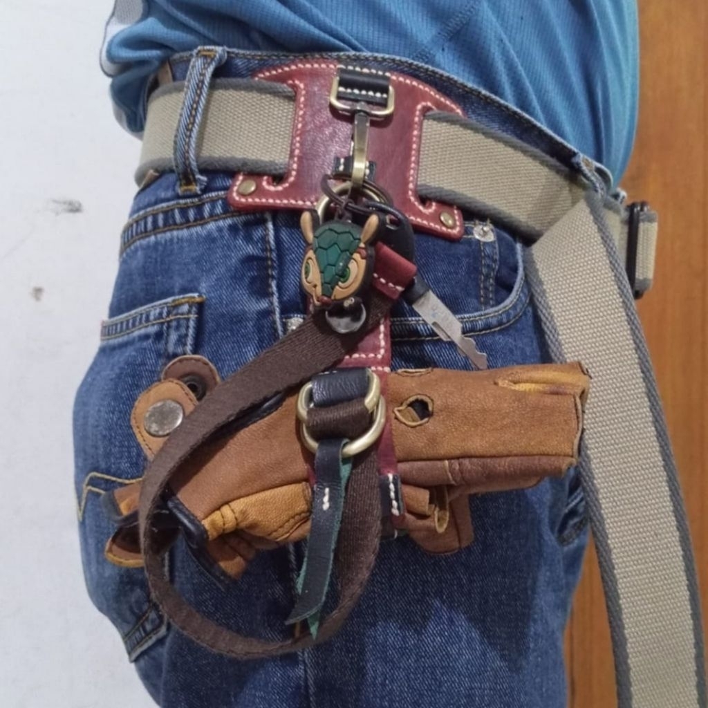 Gantungan Kunci Dan Sarung Tangan Ikat Pinggang Kulit