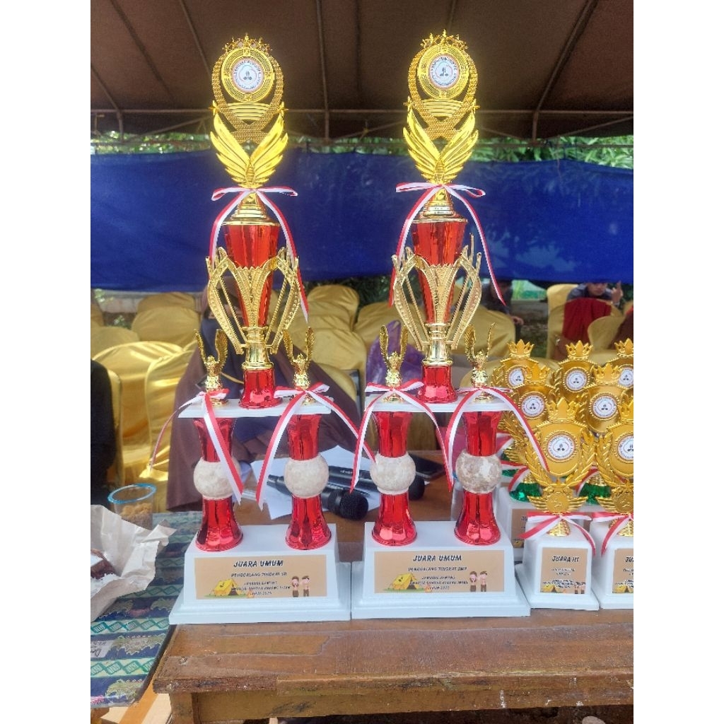 Tropy atau Piala Juara Umum