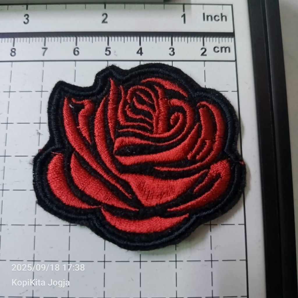 emblem patch bordir bunga mawar merah
