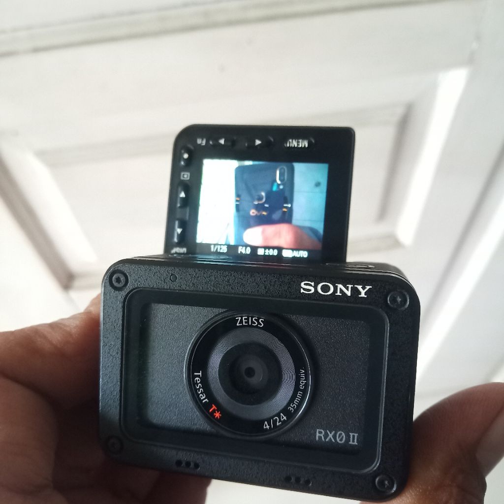 Sony RX0II atau Sony RX0 Mark II minus flexible LCD