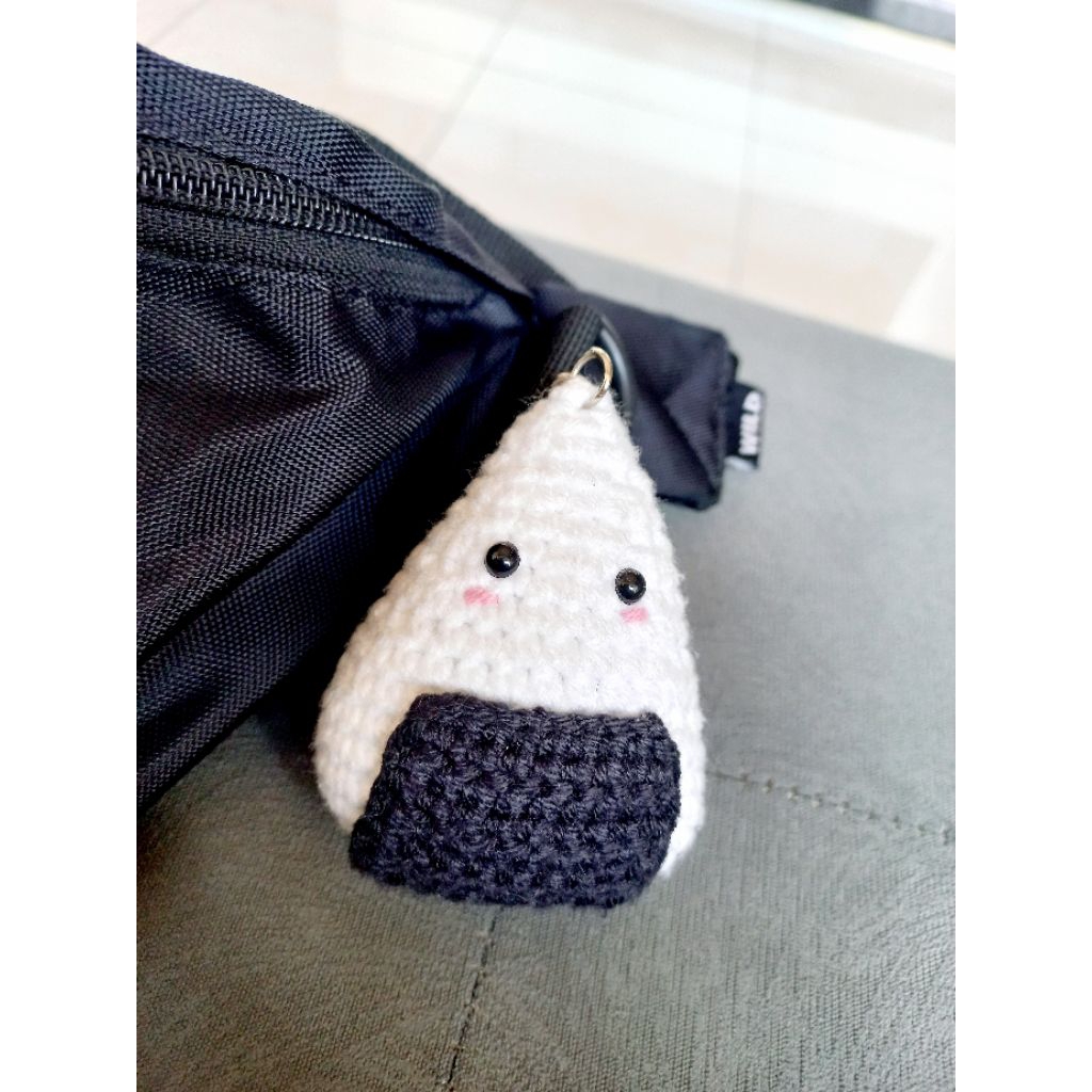 Amugurami || Gantungan tas / kunci Onigiri Rajut