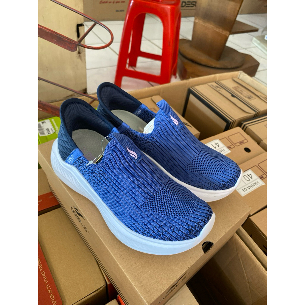 Sepatu slop wanita - Alice by desle warna birutua putih