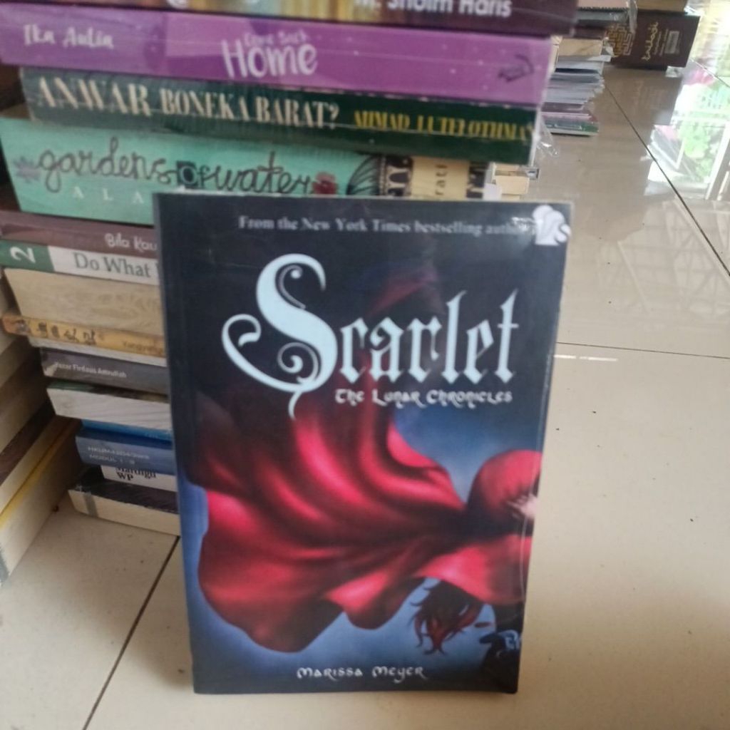 SCARLET THE LUNAR CHRONICLES.NOVEL OEIGINAL