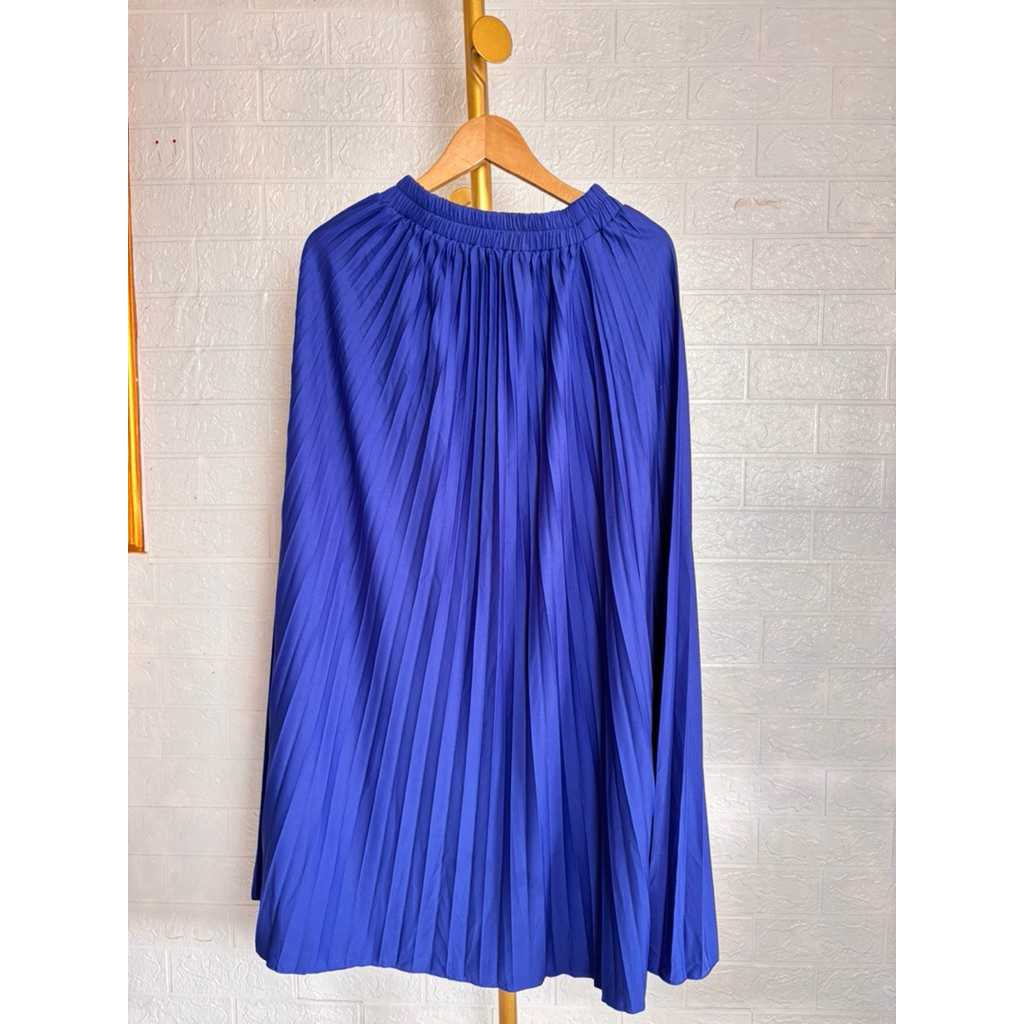 rok plisket warna biru dongker