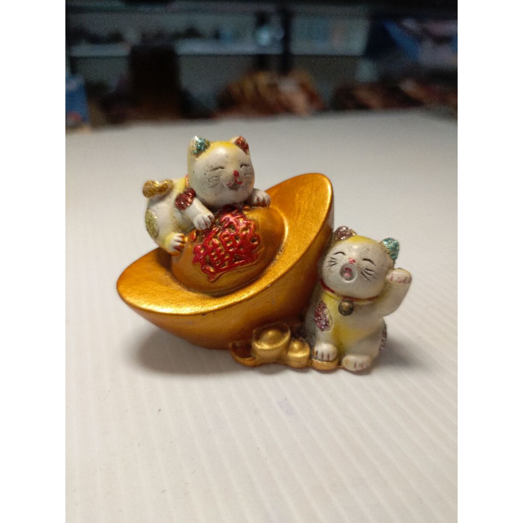 Patung Dua Kucing Keberuntungan dengan Batangan Emas