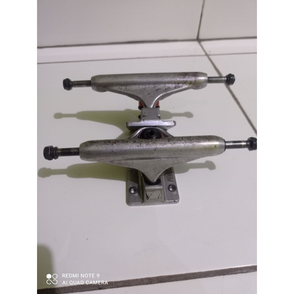 skateboard truck / truck skateboard