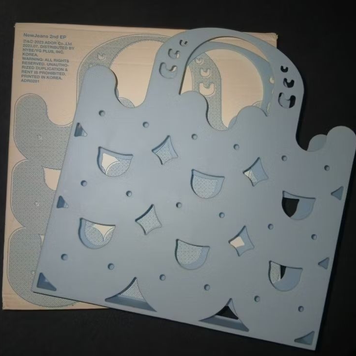 sharing album blue bag haerin newjeans