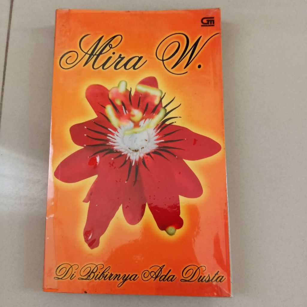 Novel remaja dewasa Mira W Di bibirnya ada dusta