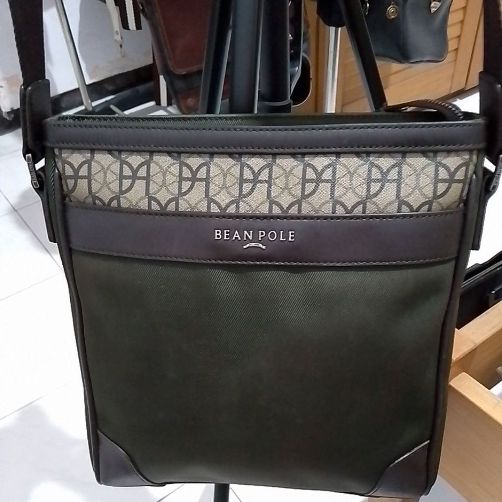 Like New Sling Bag BEAN POLE...
