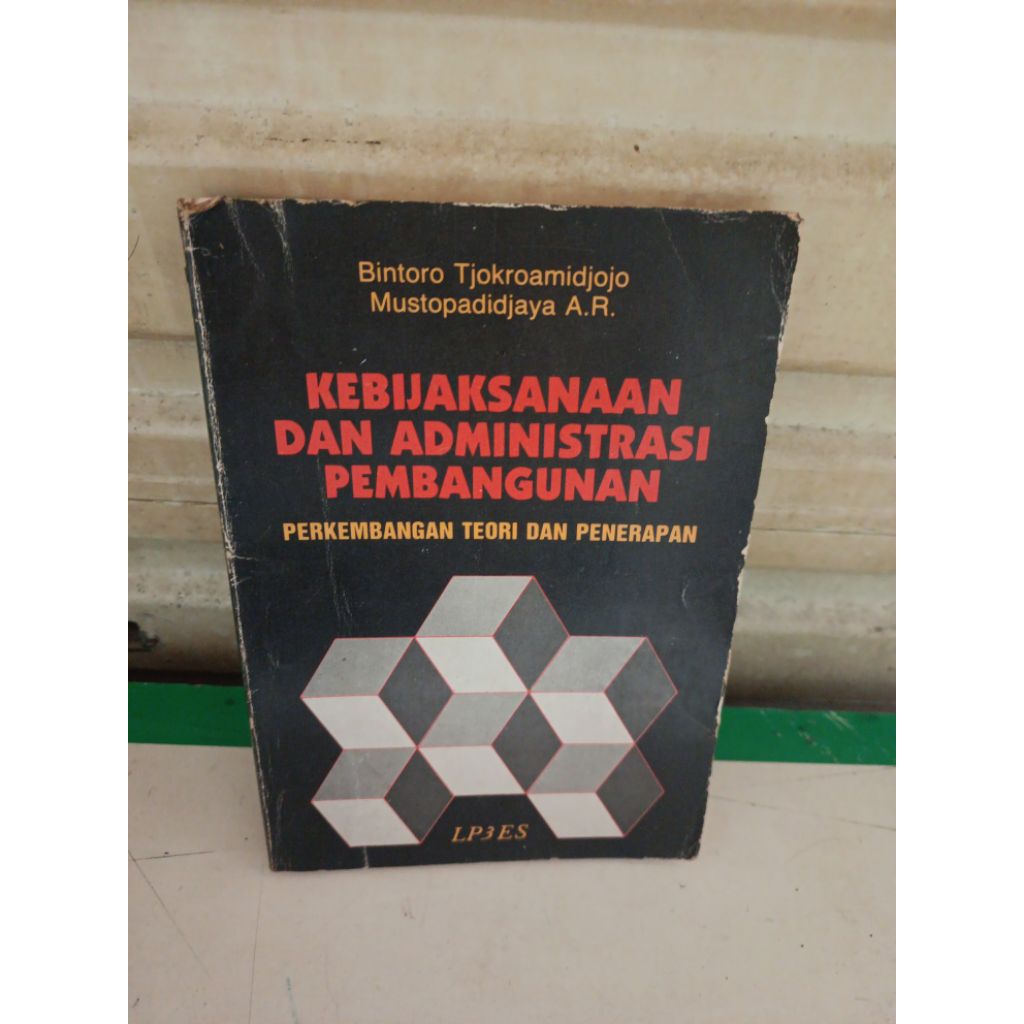 Buku Kebijaksanaan dan Administrasi Pembangunan: Perkembangan Teori dan Penerapan