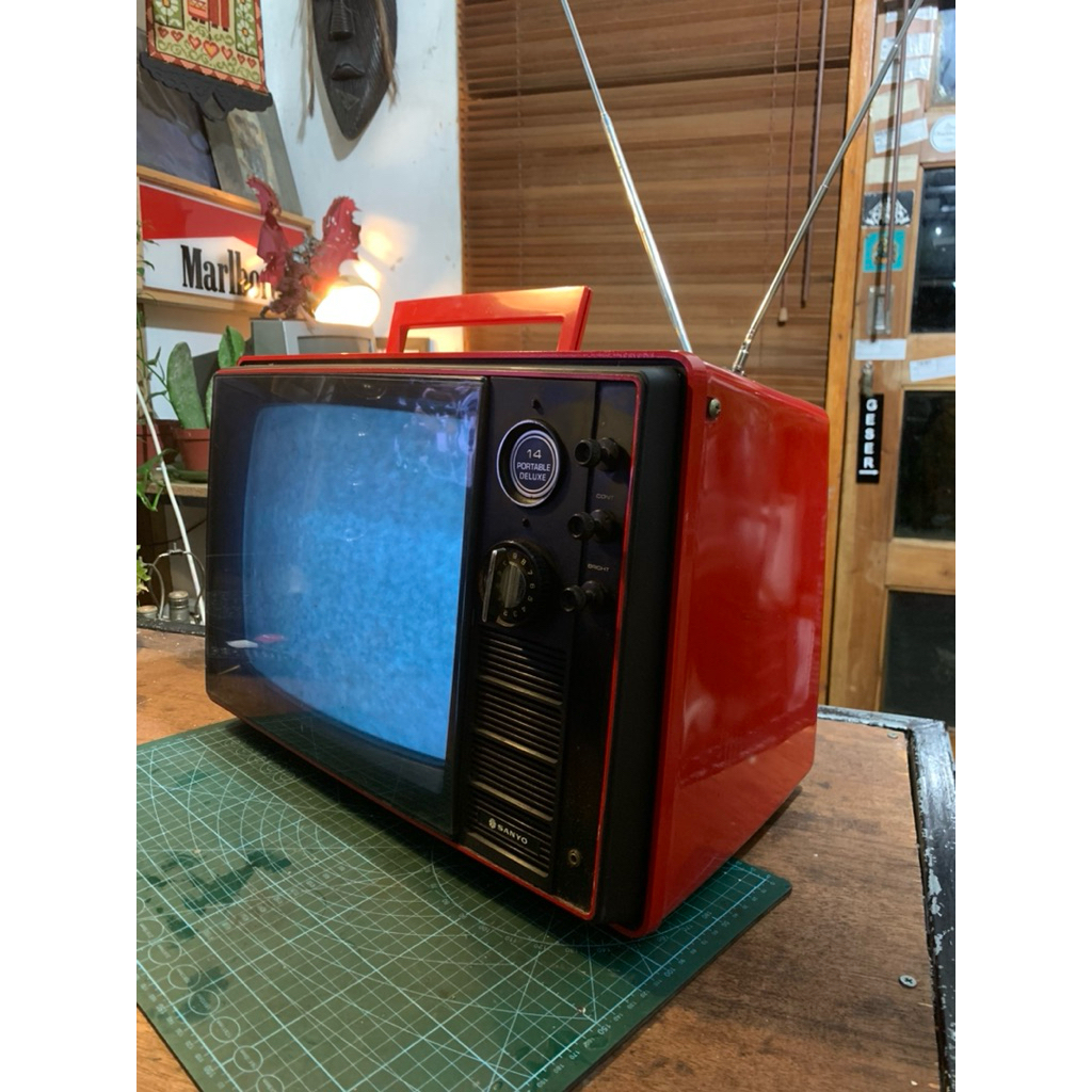 tv tabung sanyo 14 portable deluxe. vintage, mulus nyala.