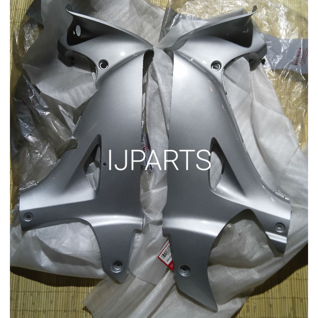 64400 KPH 880FMH COVER SAYAP DALAM KARISMA 125 SILVER KANAN SAJA ORIGINAL