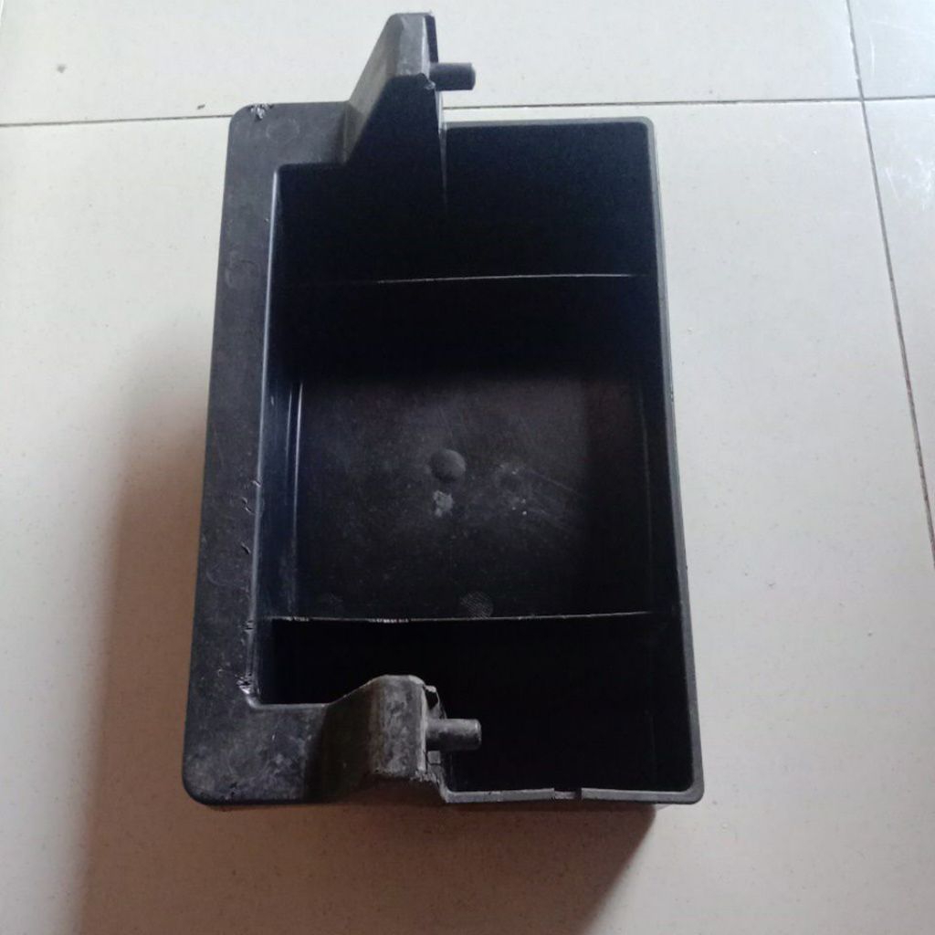 Tampungan air kulkas merk Aqua