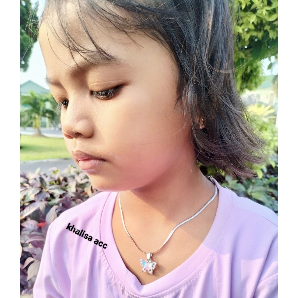 kalung belut titanium plus liontin kupu kupu ada 4 motif. warna pelangi dan ping .ideal untuk semua 