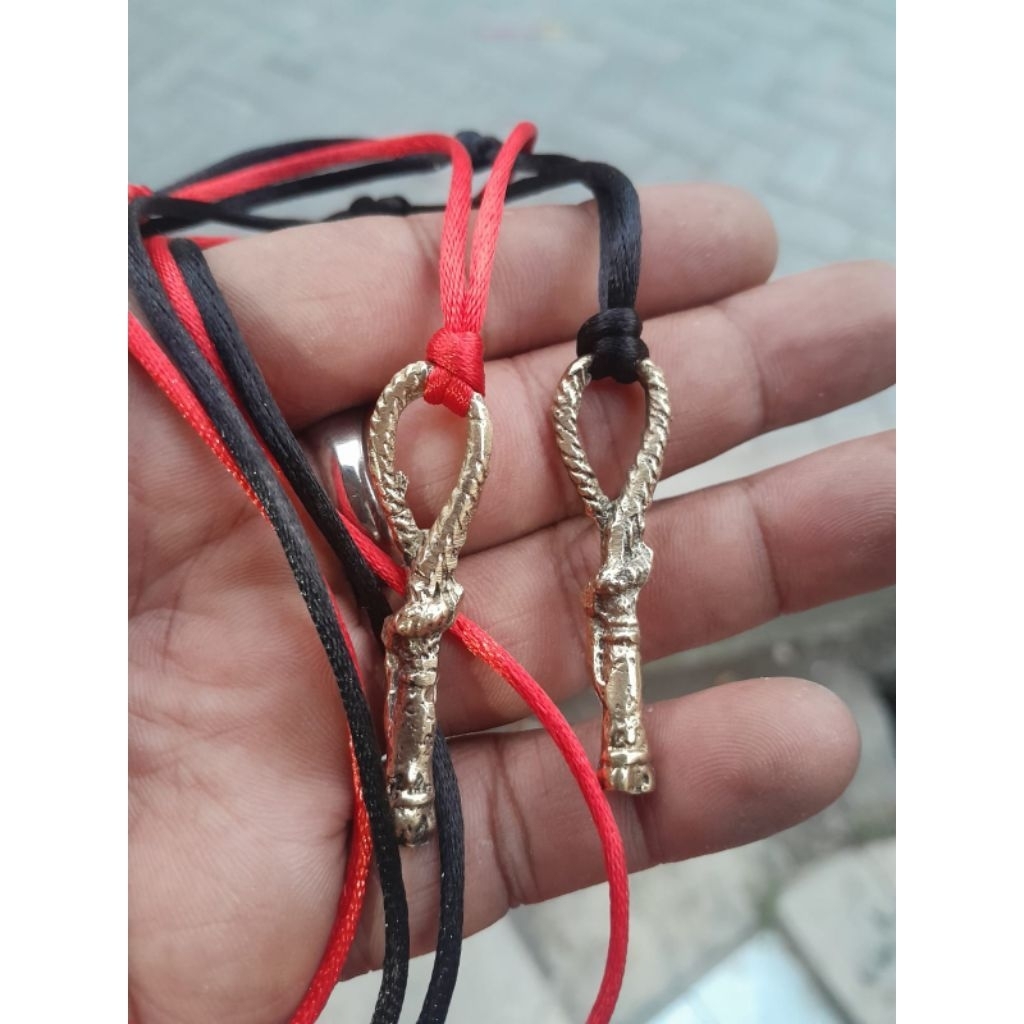 kalung tali hitam & merah bandul cemeti kuningan mini