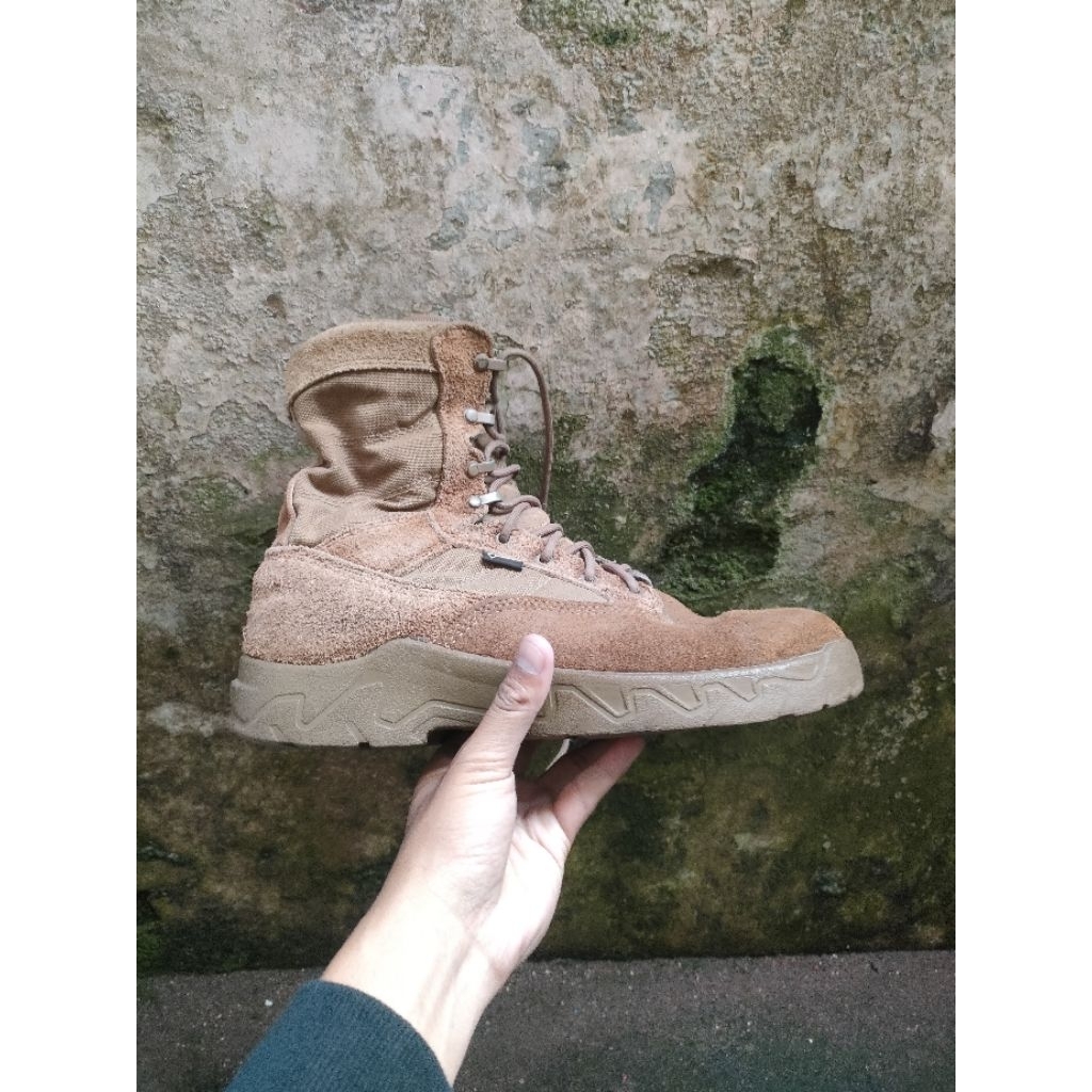 Sepatu second outdoor, Treksta size 42 (27 cm)