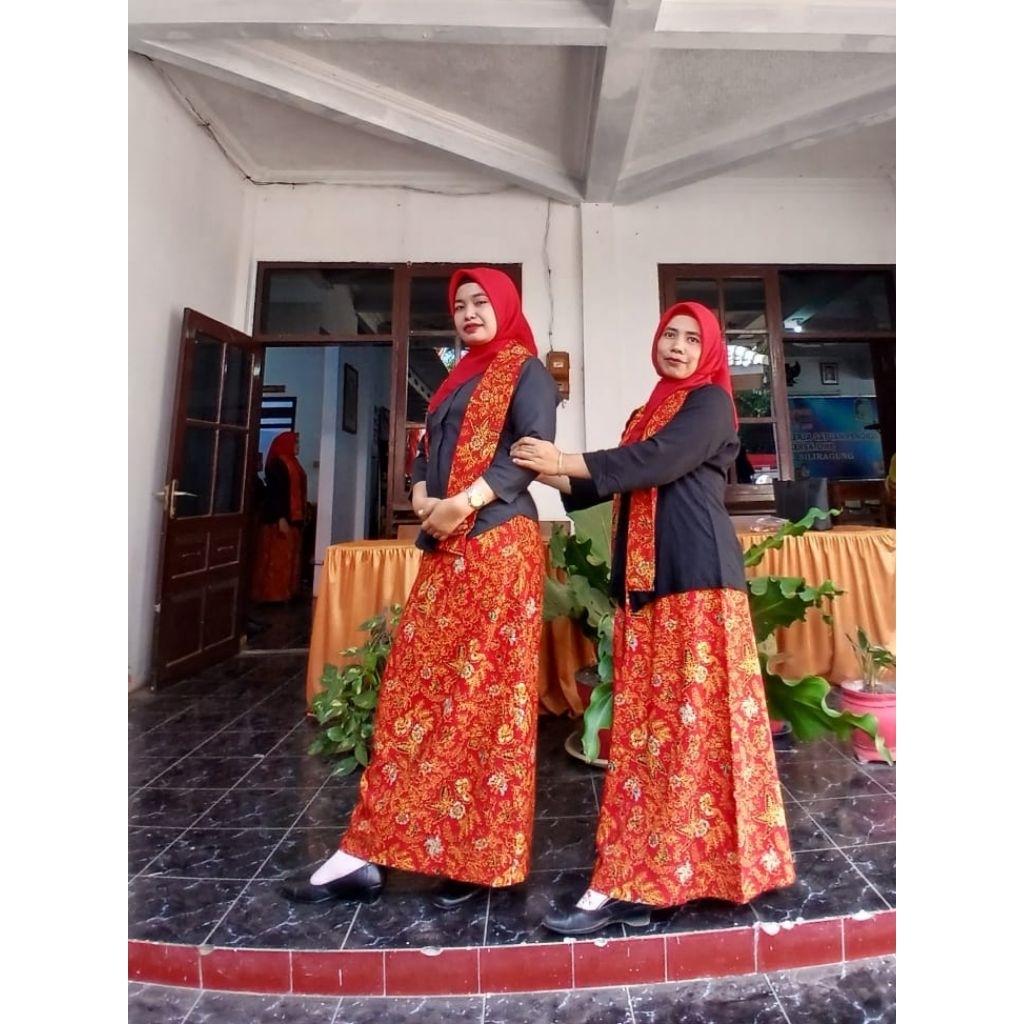 SET BAJU ADAT BANYUWANGI KEBAYA BANYUWANGI ROK & SYAL BATIK KHAS BANYUWANGI