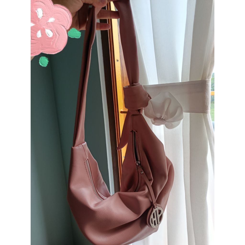 Preloved. Hush Puppies Zora Hobo Pink M Original. 1 ruang dengan 2 selipan (1 zipper, 1 non zipper).