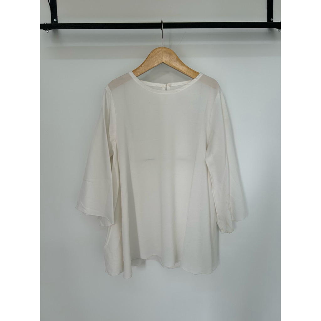 Preloved Blouse Putih Polos – Simpel & Elegan