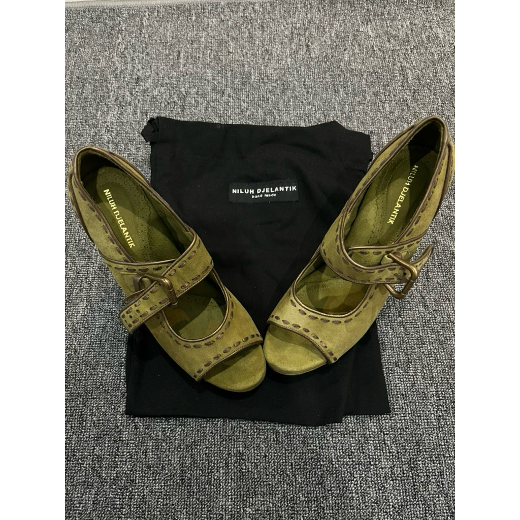 Niluh Djelantik sepatu heels