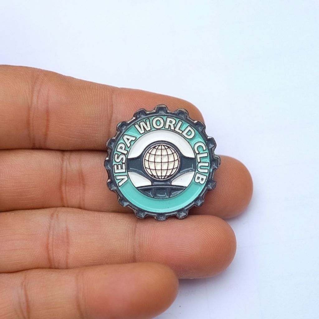 Enamel Pin Vespa World Club